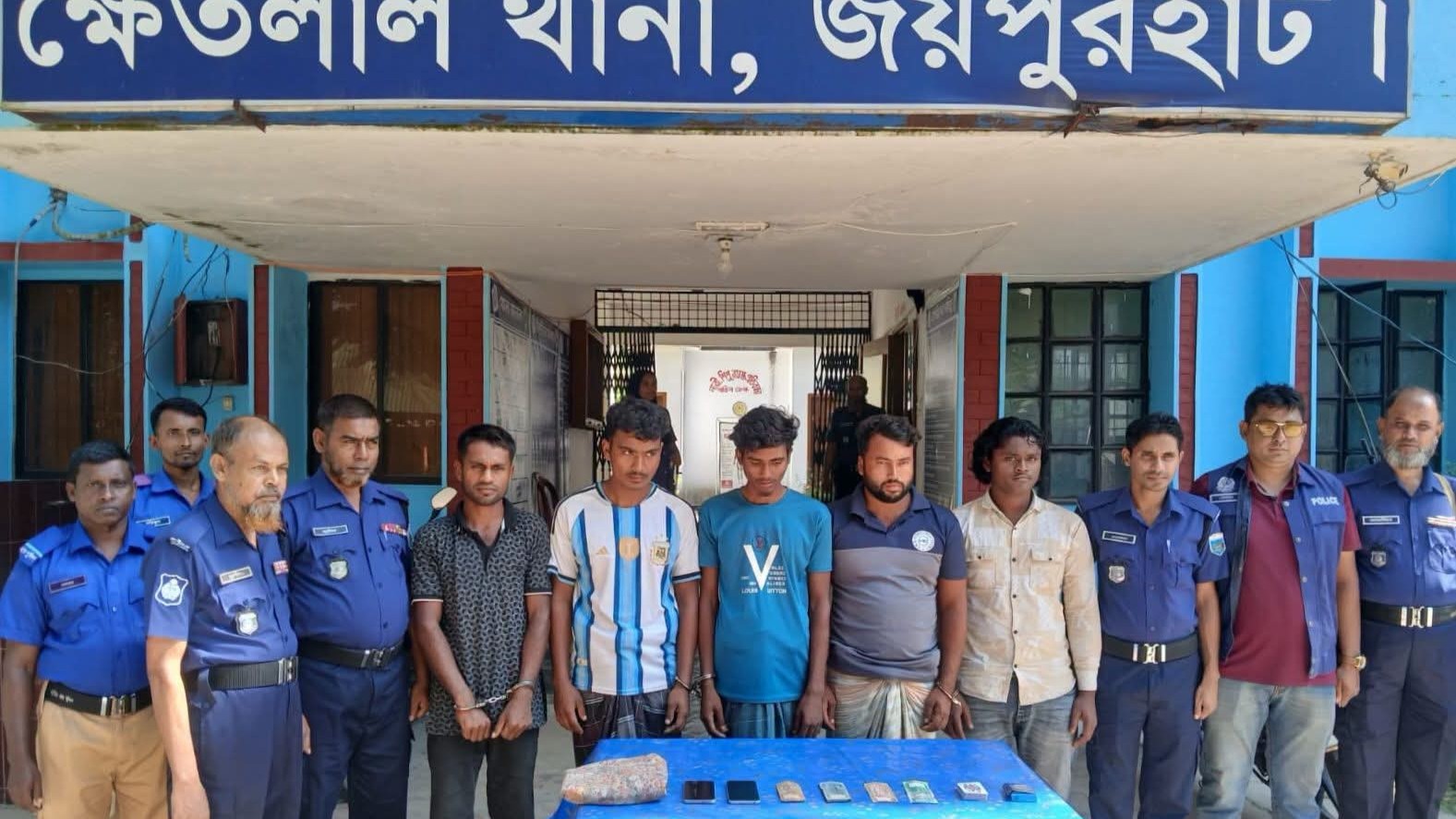 জয়পুরহাটে জুয়ার আসর থেকে পাঁচজন গ্রেপ্তার, জব্দ টাকা ও স্মার্টফোন